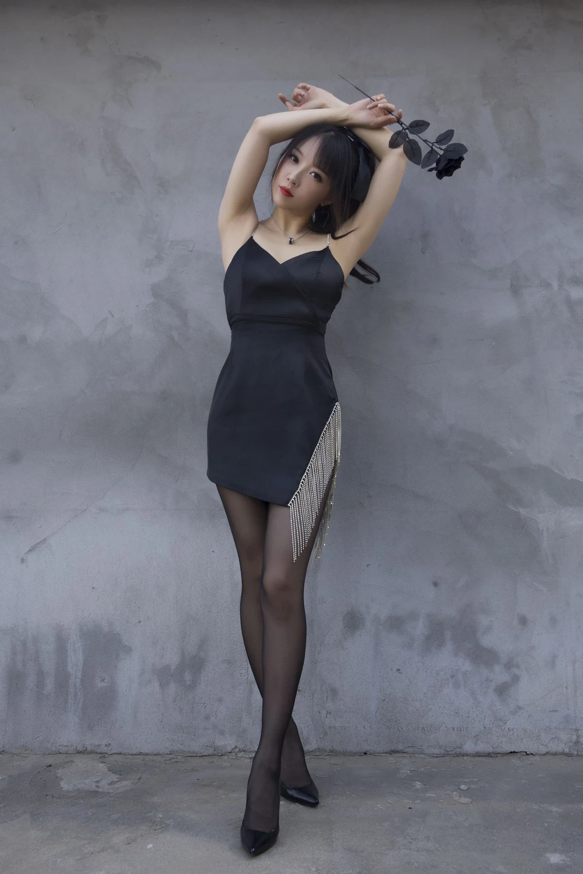 斗鱼主播小女巫露娜黑色流苏主题户外黑色吊裙配黑丝裤袜秀翘臀美腿诱惑写真32P(31)