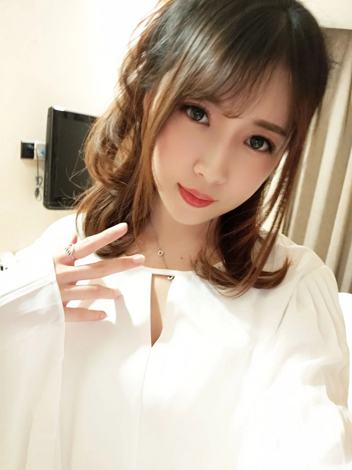 斗鱼主播小女巫露娜OL风居家少妇主题制服套装肉丝裤袜秀美腿诱惑写真40P