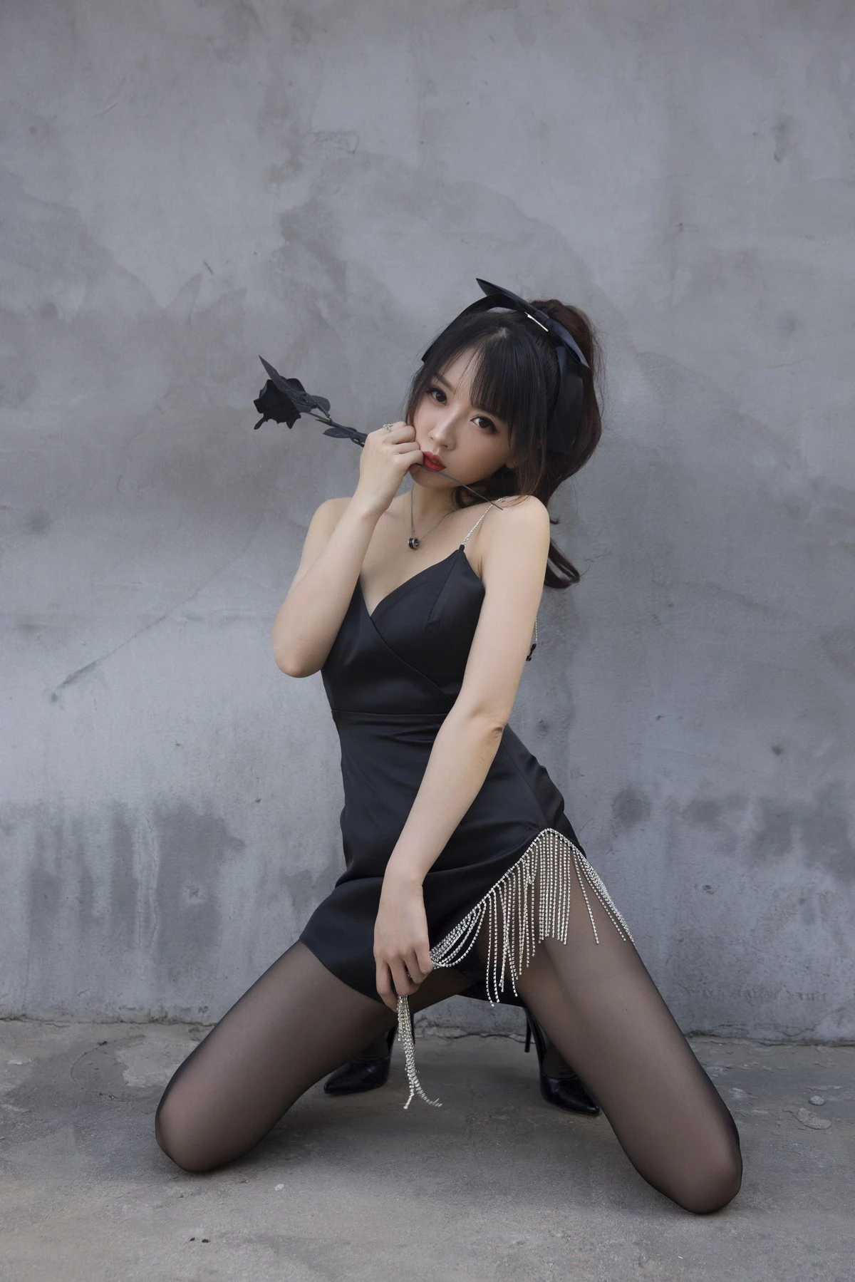 斗鱼主播小女巫露娜黑色流苏主题户外黑色吊裙配黑丝裤袜秀翘臀美腿诱惑写真32P(30)