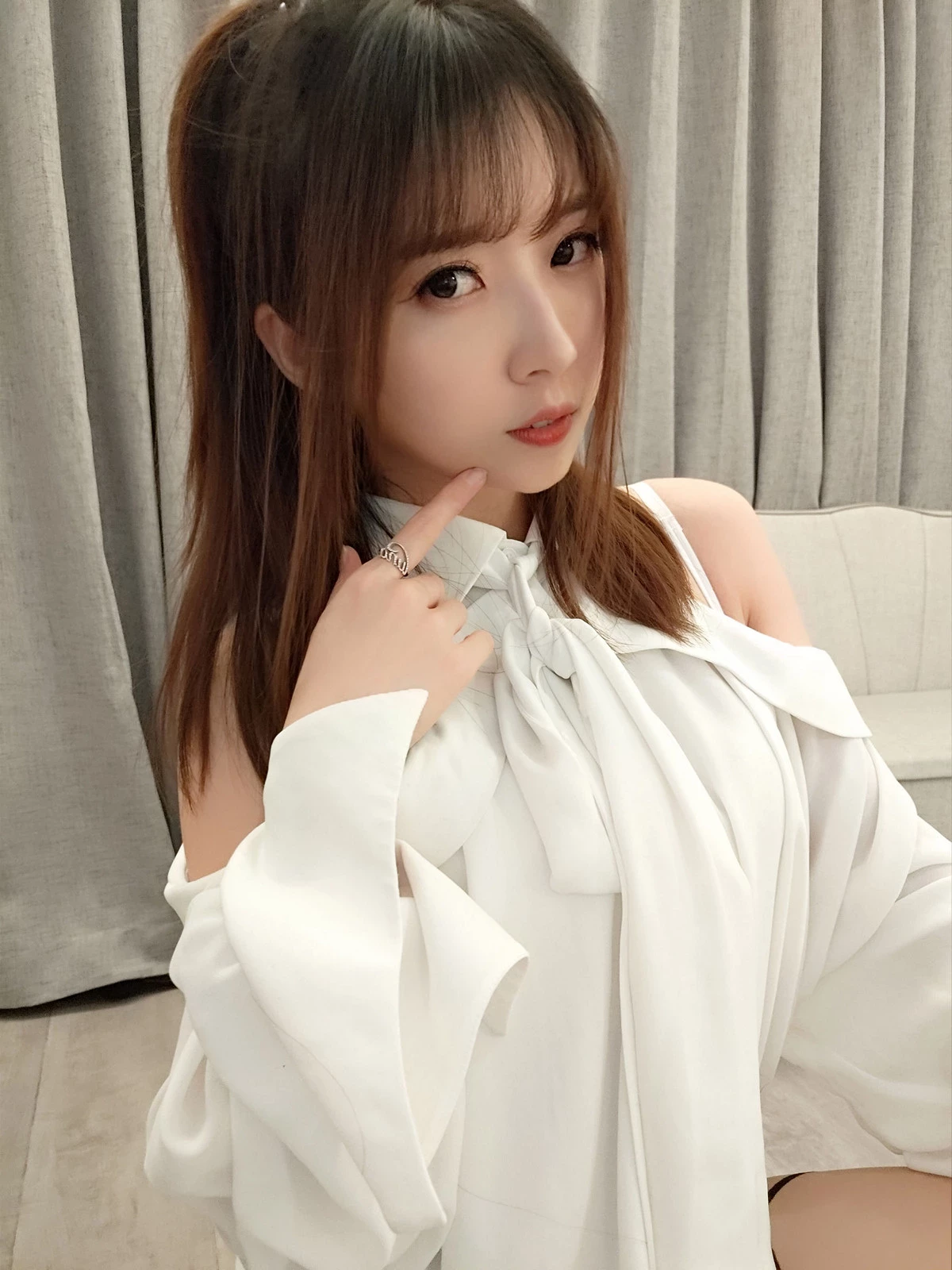 斗鱼主播小女巫露娜条纹提花白衬衣主题半撩露白嫩美腿迷人诱惑写真39P(25)