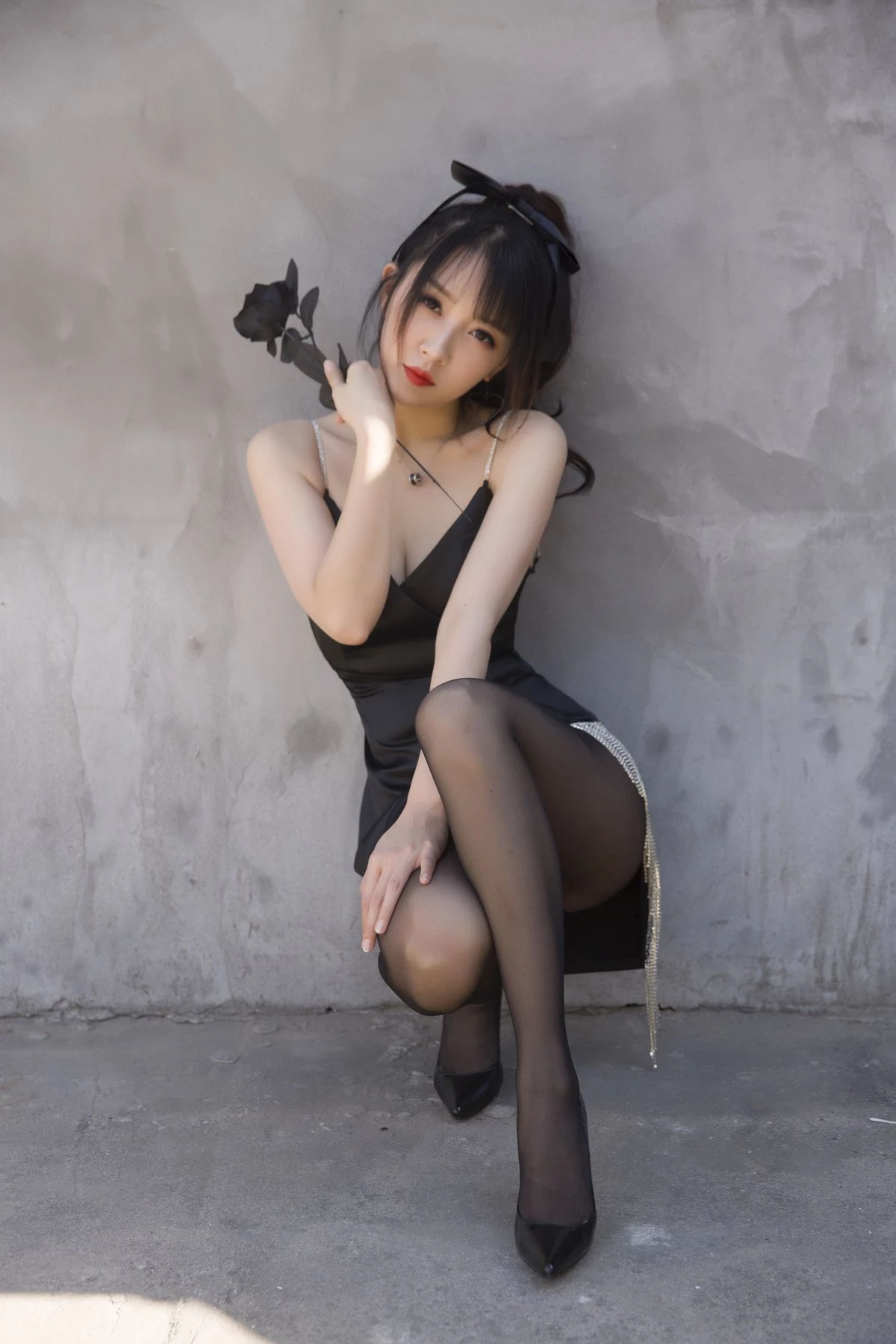 斗鱼主播小女巫露娜黑色流苏主题户外黑色吊裙配黑丝裤袜秀翘臀美腿诱惑写真32P(18)