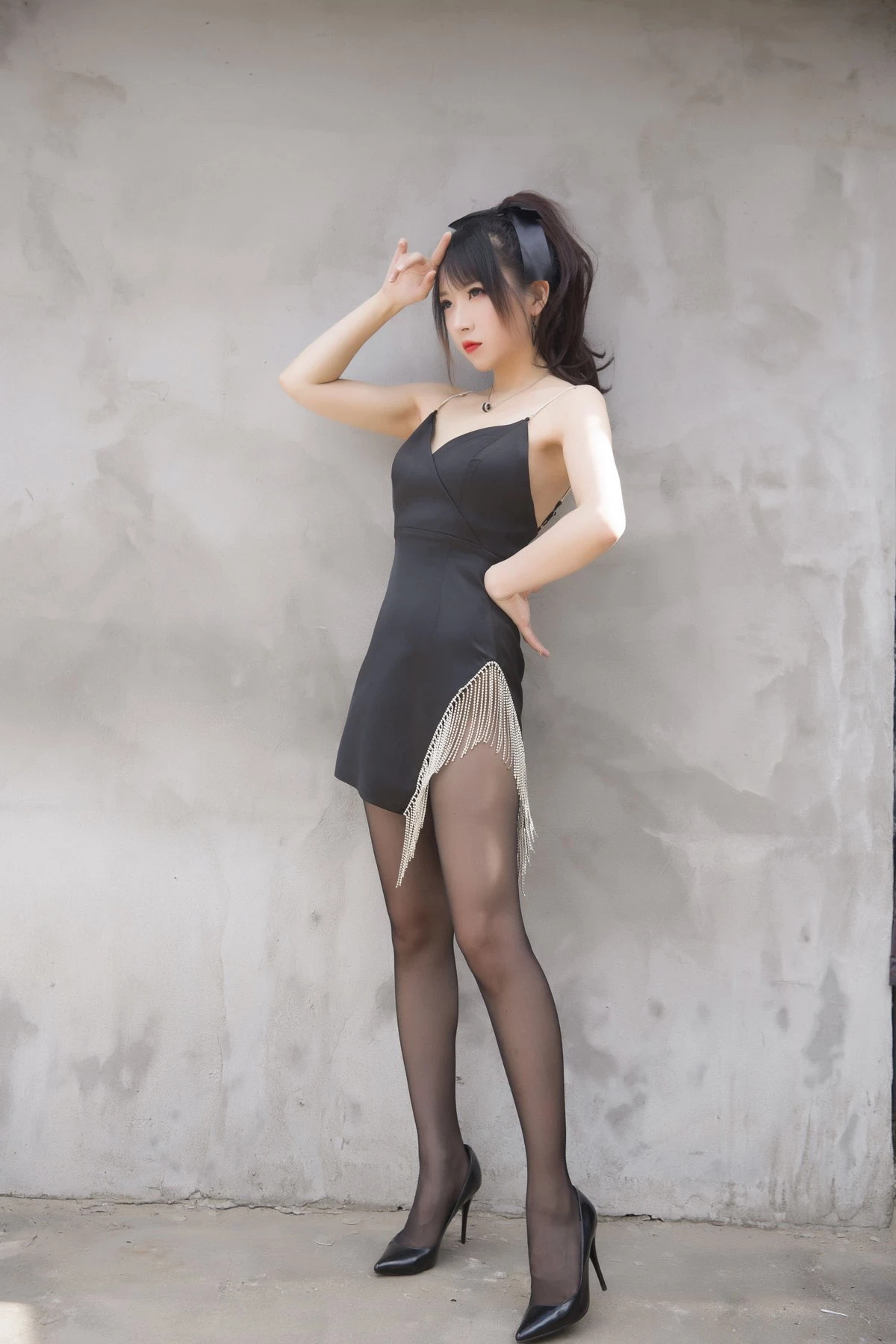 斗鱼主播小女巫露娜黑色流苏主题户外黑色吊裙配黑丝裤袜秀翘臀美腿诱惑写真32P(11)