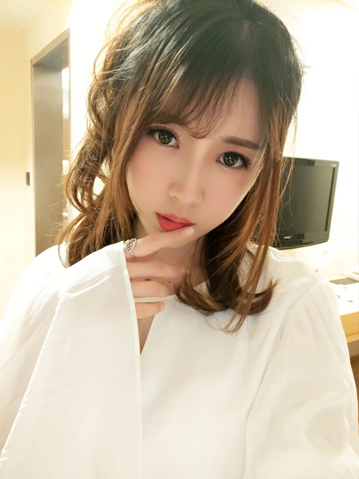 斗鱼主播小女巫露娜OL风居家少妇主题制服套装肉丝裤袜秀美腿诱惑写真40P(3)