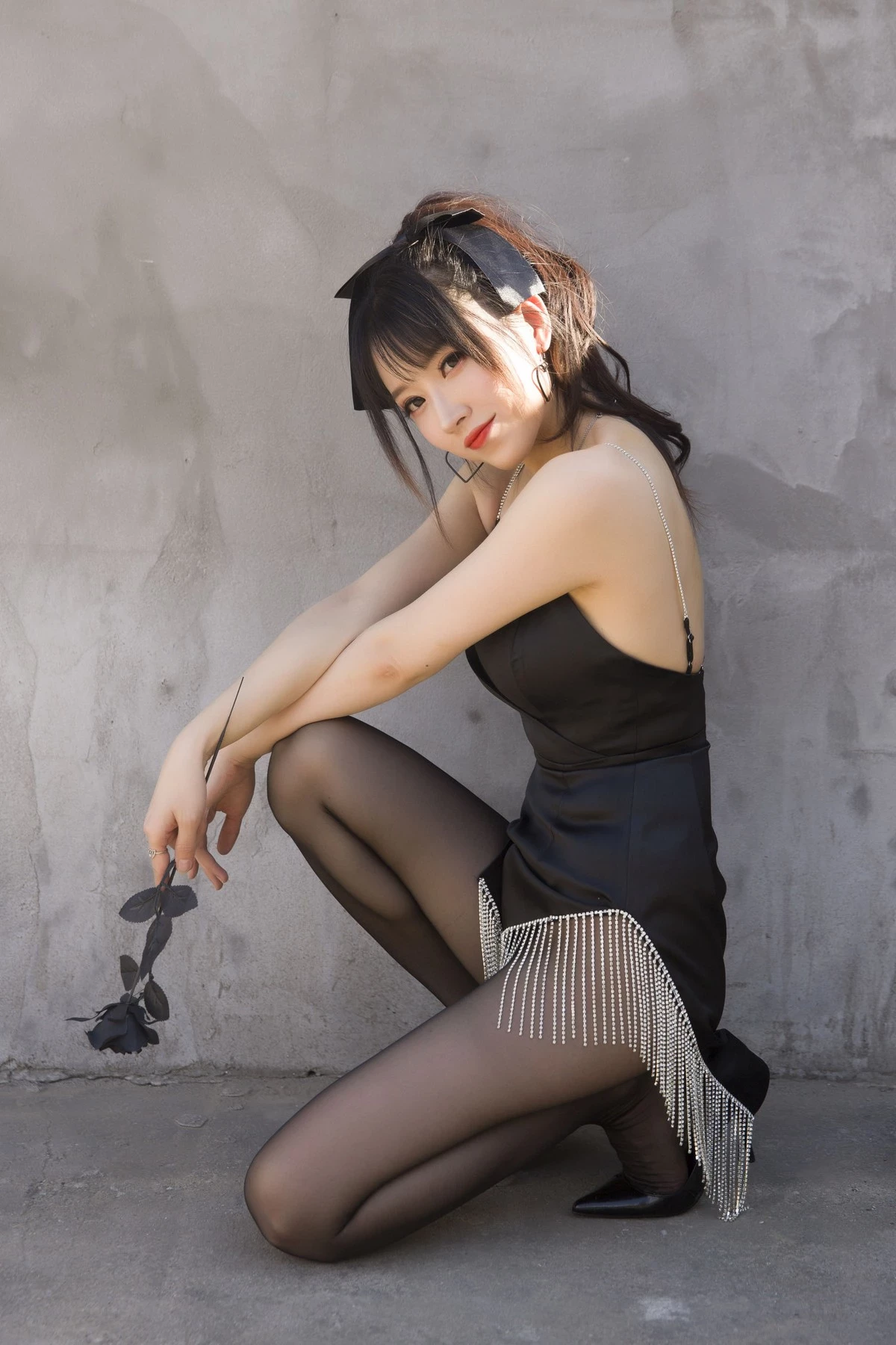 斗鱼主播小女巫露娜黑色流苏主题户外黑色吊裙配黑丝裤袜秀翘臀美腿诱惑写真32P(21)
