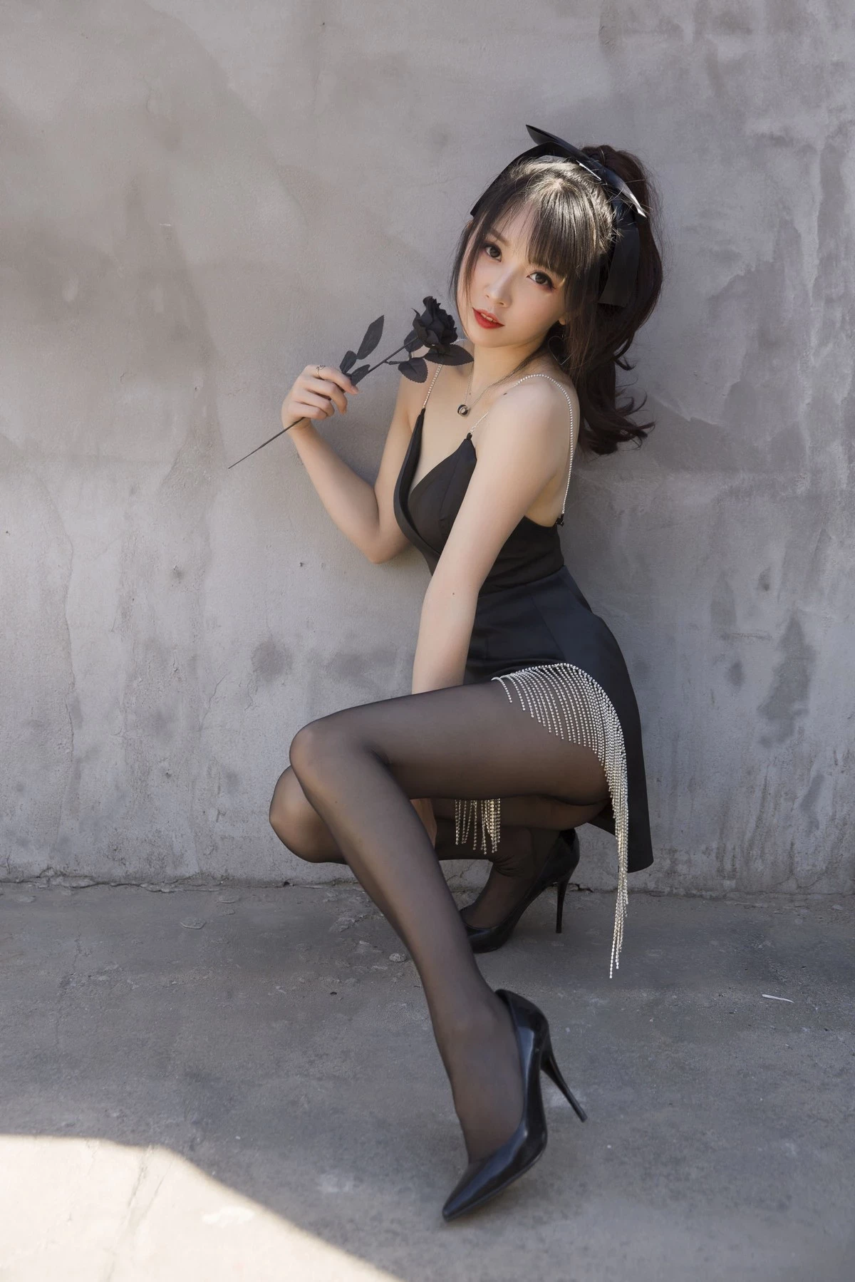 斗鱼主播小女巫露娜黑色流苏主题户外黑色吊裙配黑丝裤袜秀翘臀美腿诱惑写真32P(19)