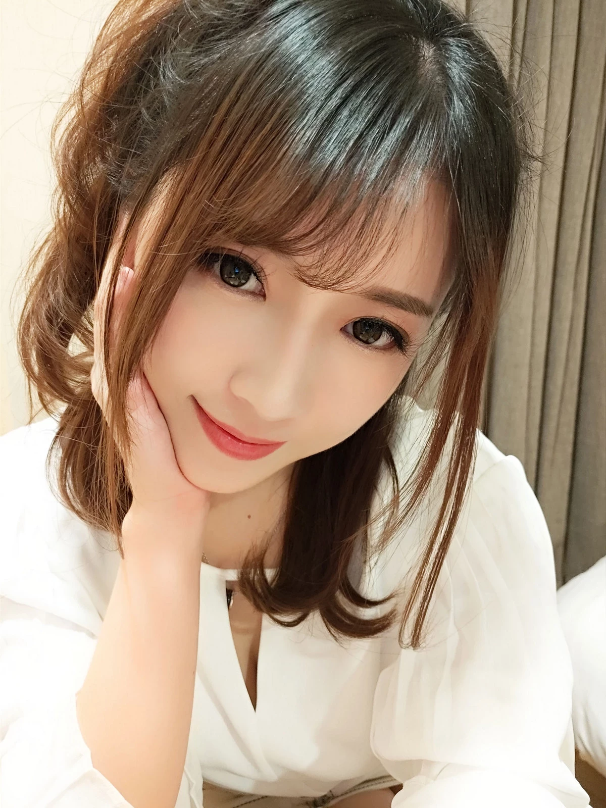 斗鱼主播小女巫露娜OL风居家少妇主题制服套装肉丝裤袜秀美腿诱惑写真40P(6)
