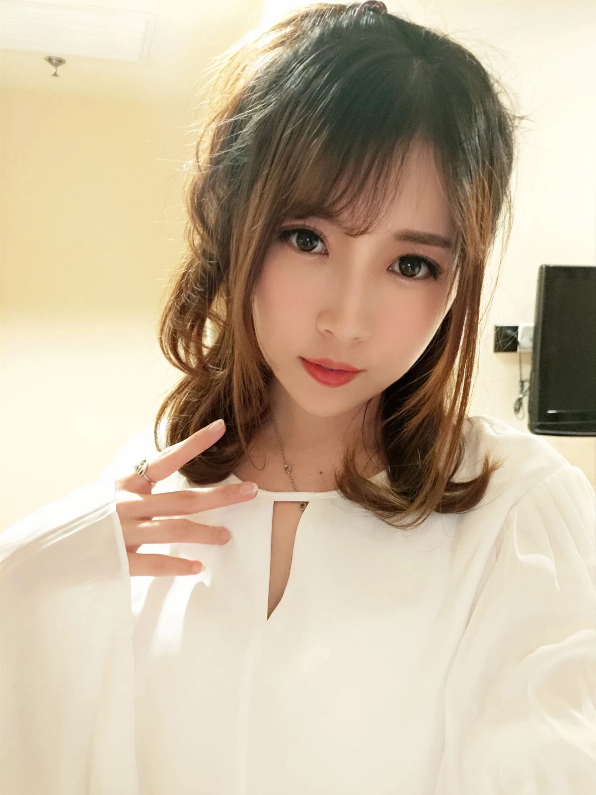 斗鱼主播小女巫露娜OL风居家少妇主题制服套装肉丝裤袜秀美腿诱惑写真40P(2)