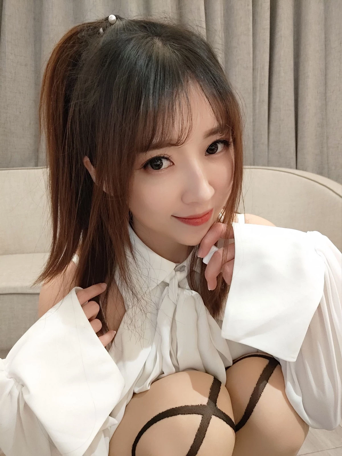 斗鱼主播小女巫露娜条纹提花白衬衣主题半撩露白嫩美腿迷人诱惑写真39P(14)