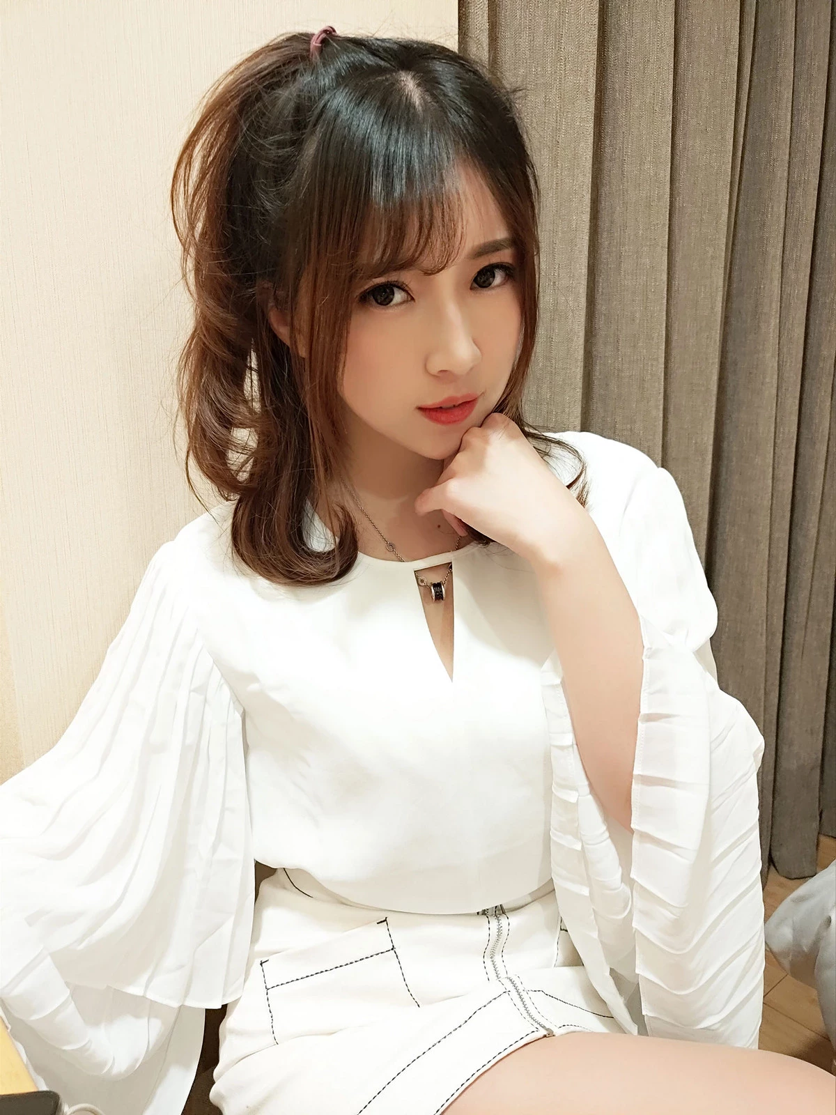 斗鱼主播小女巫露娜OL风居家少妇主题制服套装肉丝裤袜秀美腿诱惑写真40P(12)