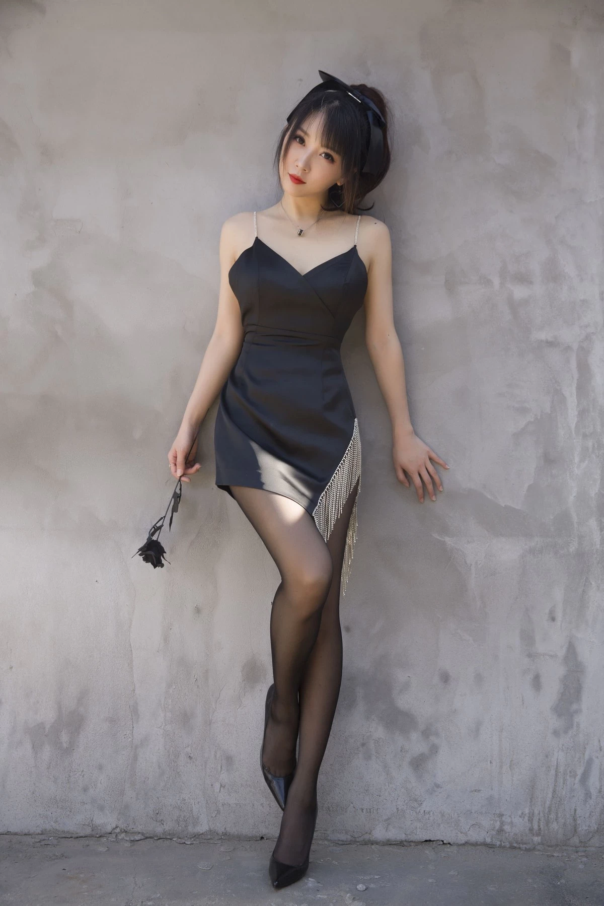 斗鱼主播小女巫露娜黑色流苏主题户外黑色吊裙配黑丝裤袜秀翘臀美腿诱惑写真32P(22)