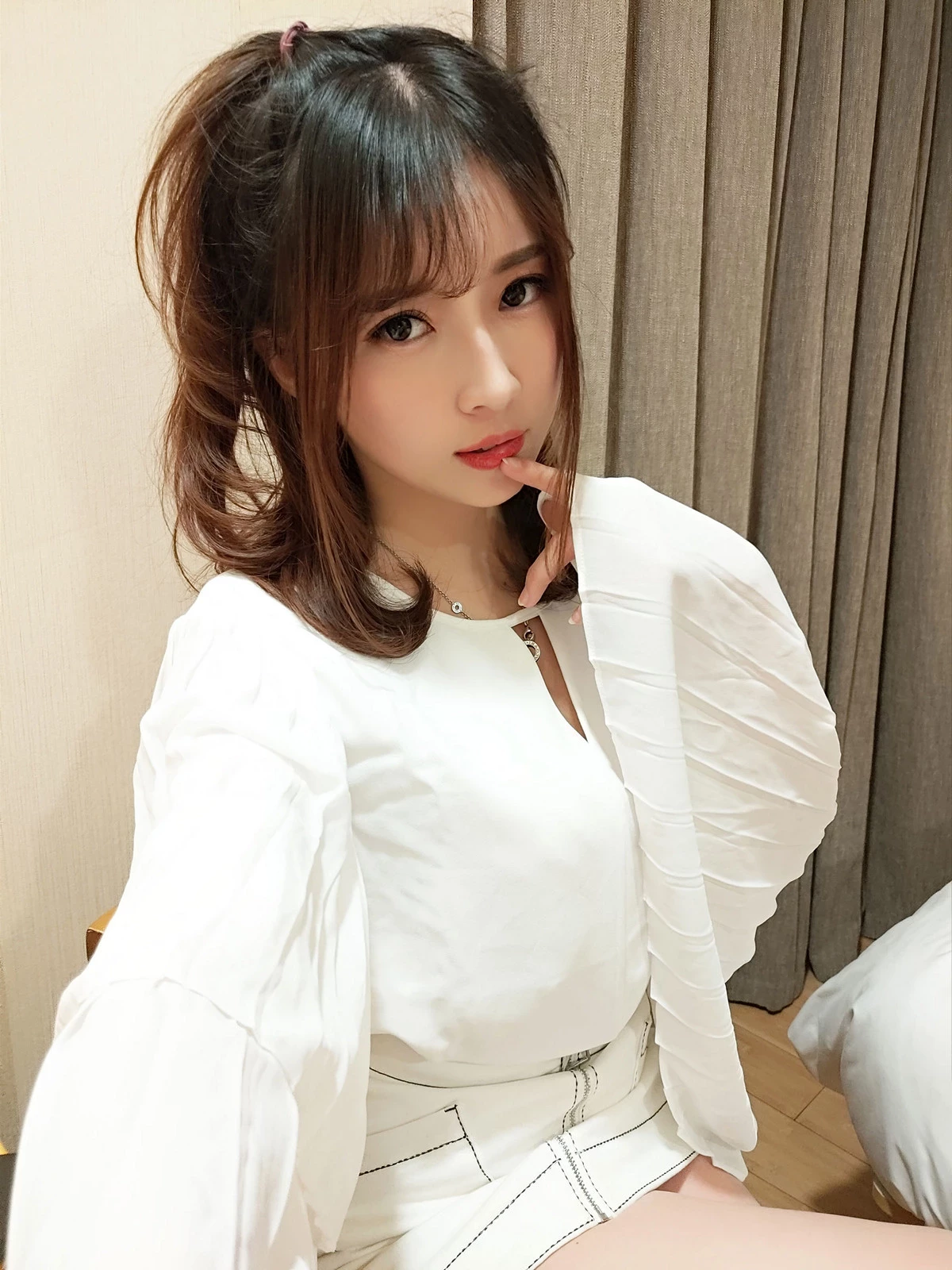 斗鱼主播小女巫露娜OL风居家少妇主题制服套装肉丝裤袜秀美腿诱惑写真40P(5)