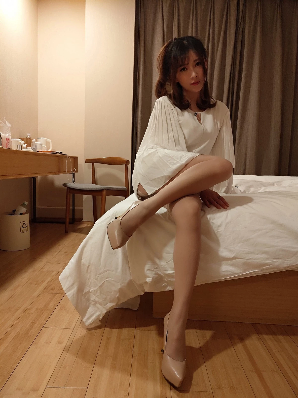 斗鱼主播小女巫露娜OL风居家少妇主题制服套装肉丝裤袜秀美腿诱惑写真40P(33)