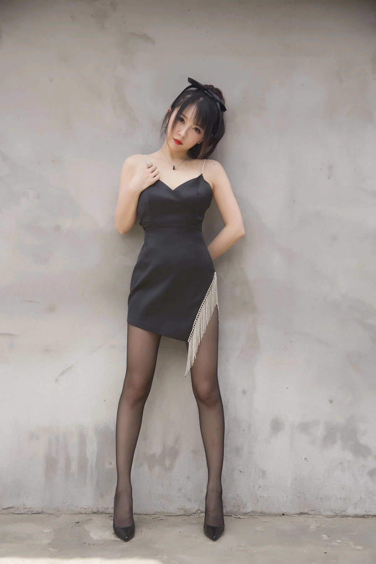 斗鱼主播小女巫露娜黑色流苏主题户外黑色吊裙配黑丝裤袜秀翘臀美腿诱惑写真32P(5)
