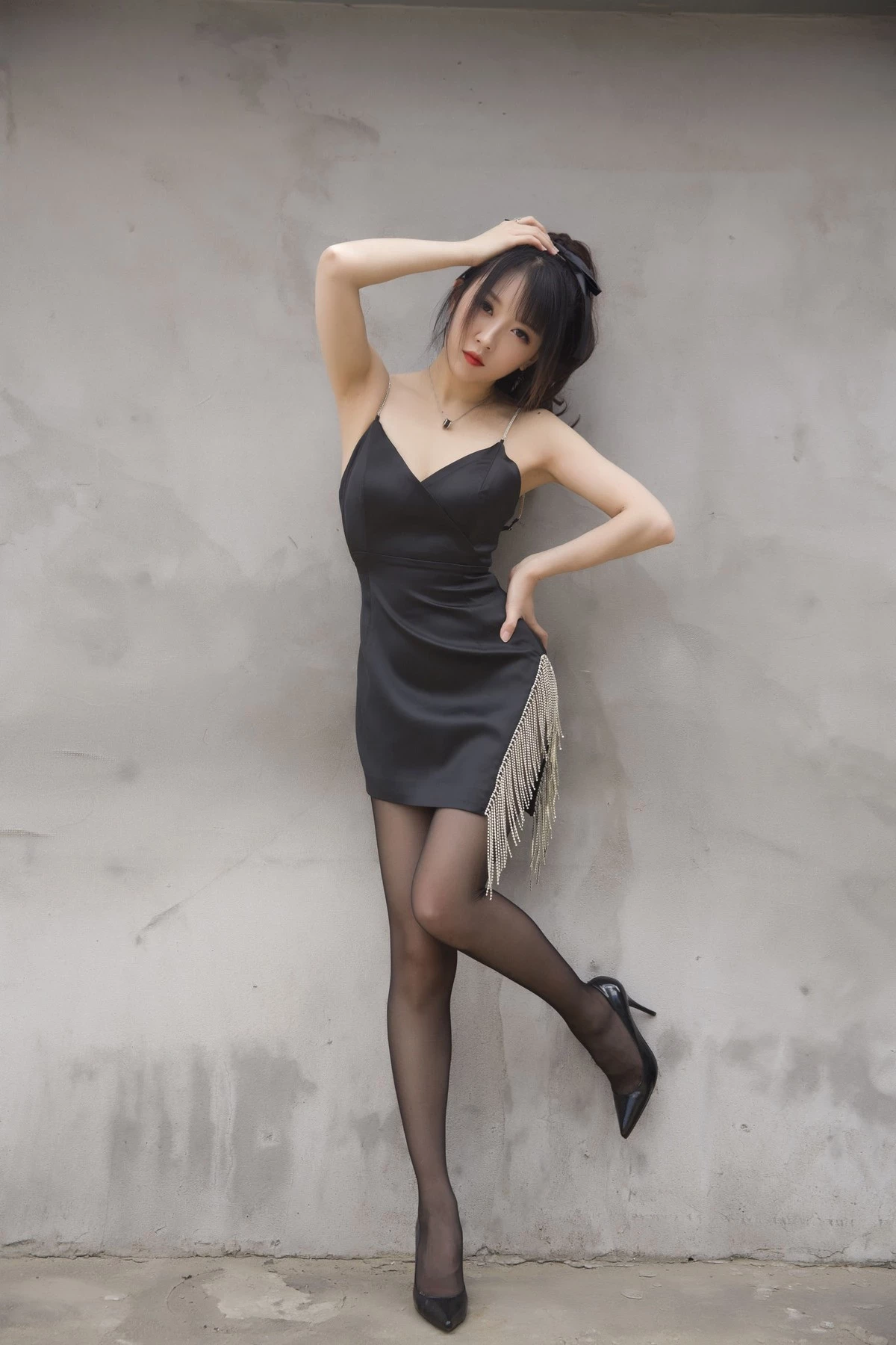 斗鱼主播小女巫露娜黑色流苏主题户外黑色吊裙配黑丝裤袜秀翘臀美腿诱惑写真32P(8)