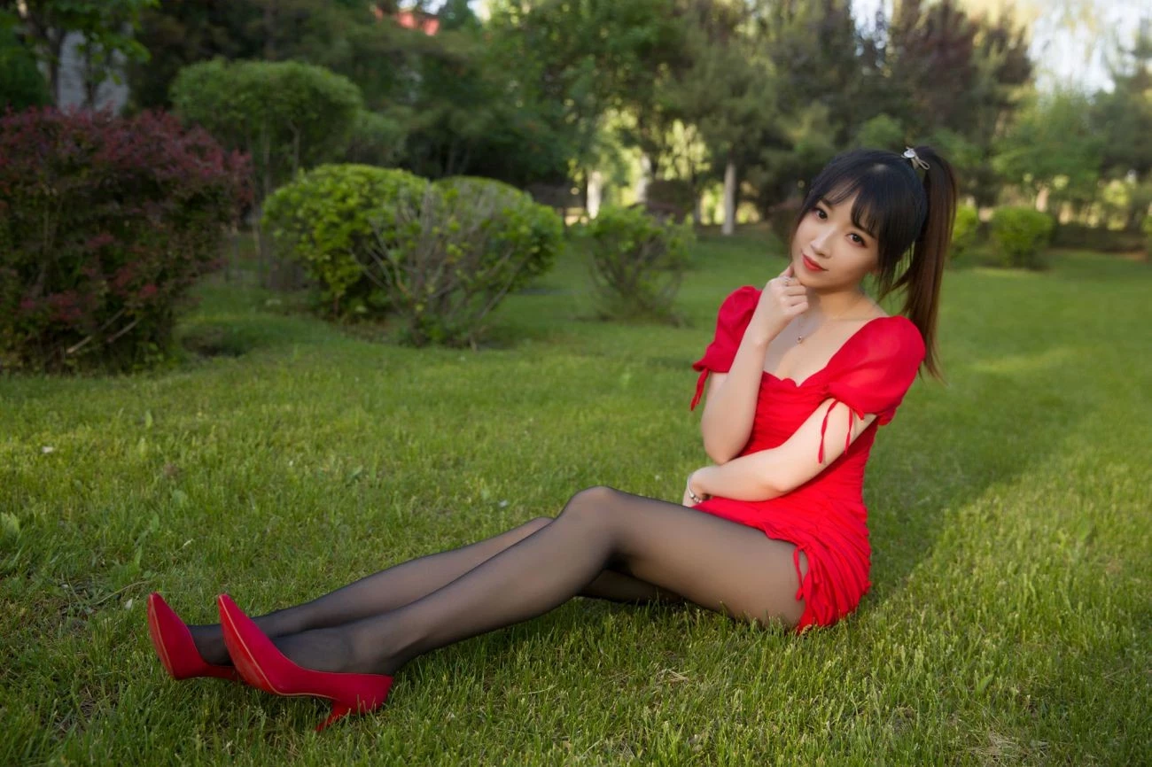 小女巫露娜 户外小红裙 [67P](32)