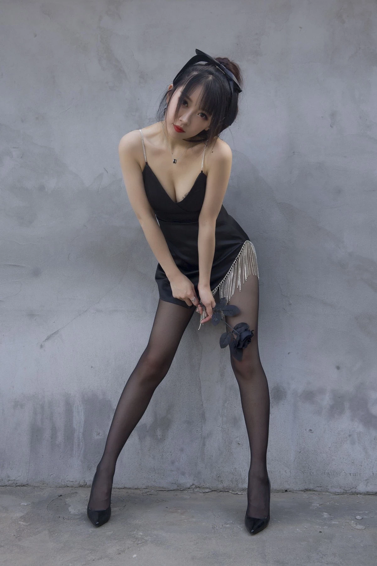 斗鱼主播小女巫露娜黑色流苏主题户外黑色吊裙配黑丝裤袜秀翘臀美腿诱惑写真32P(28)