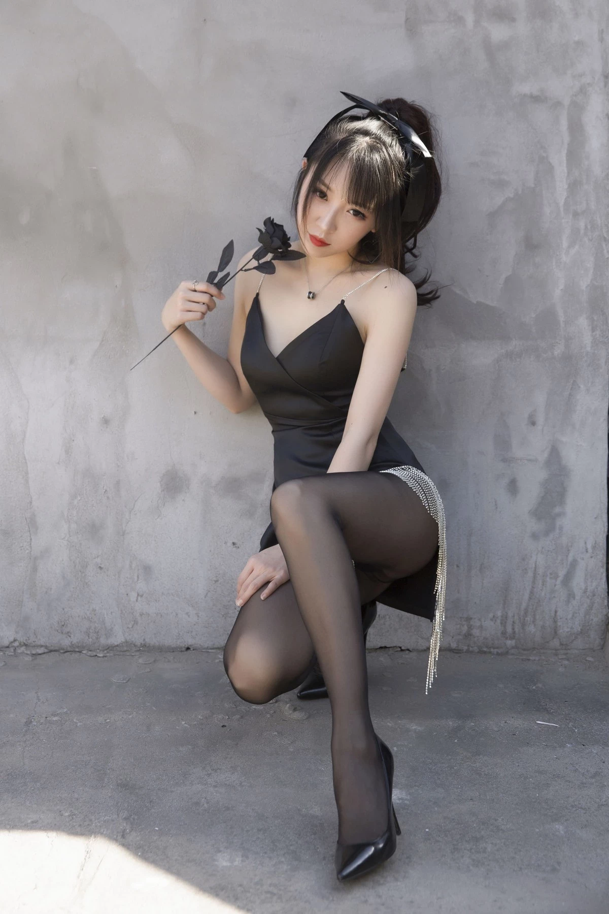 斗鱼主播小女巫露娜黑色流苏主题户外黑色吊裙配黑丝裤袜秀翘臀美腿诱惑写真32P(20)