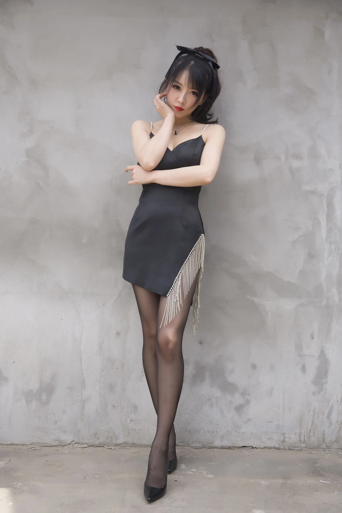 斗鱼主播小女巫露娜黑色流苏主题户外黑色吊裙配黑丝裤袜秀翘臀美腿诱惑写真32P(9)