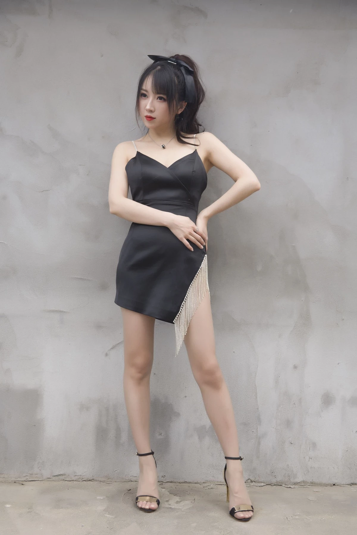 斗鱼主播小女巫露娜黑色流苏主题户外黑色吊裙配黑丝裤袜秀翘臀美腿诱惑写真32P