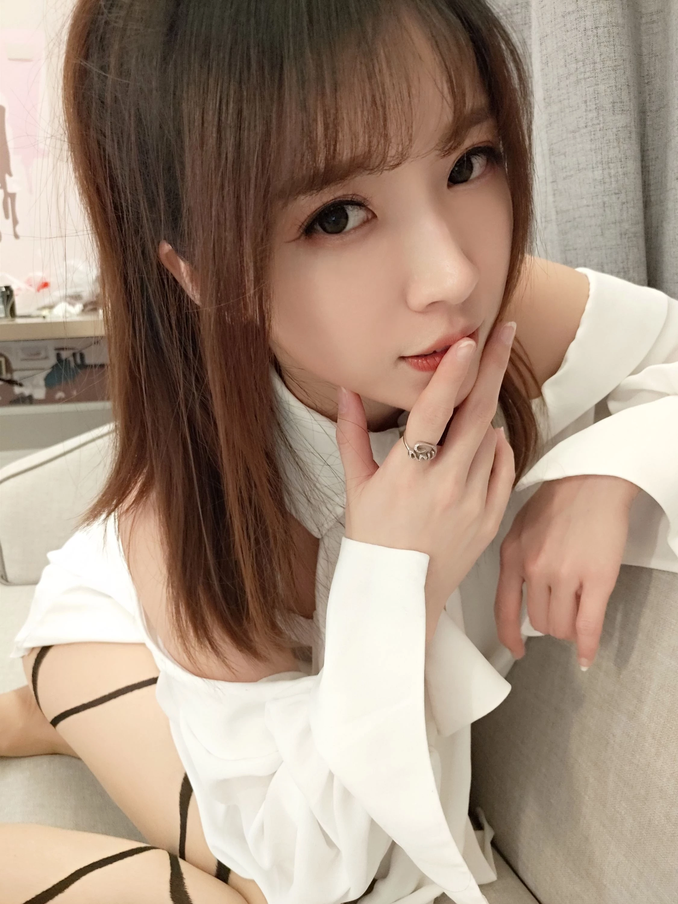 【网络收集系列】福利姬小女巫露娜《 条纹提花白衬 》VIP 福利帖【40P】(32)