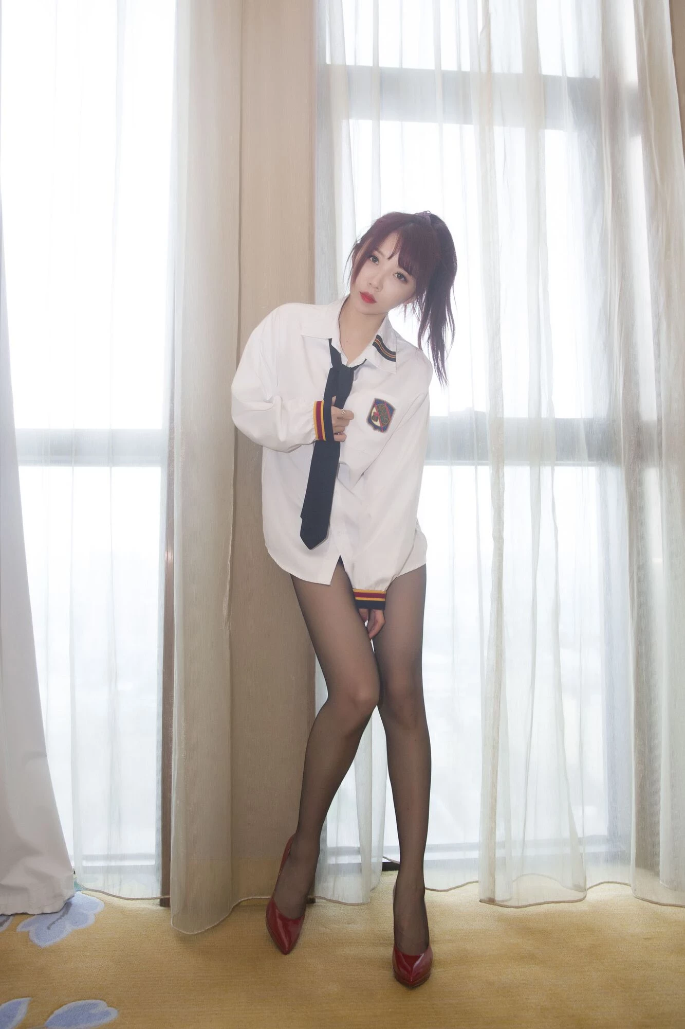 斗鱼主播小女巫露娜 - 白色衬衫