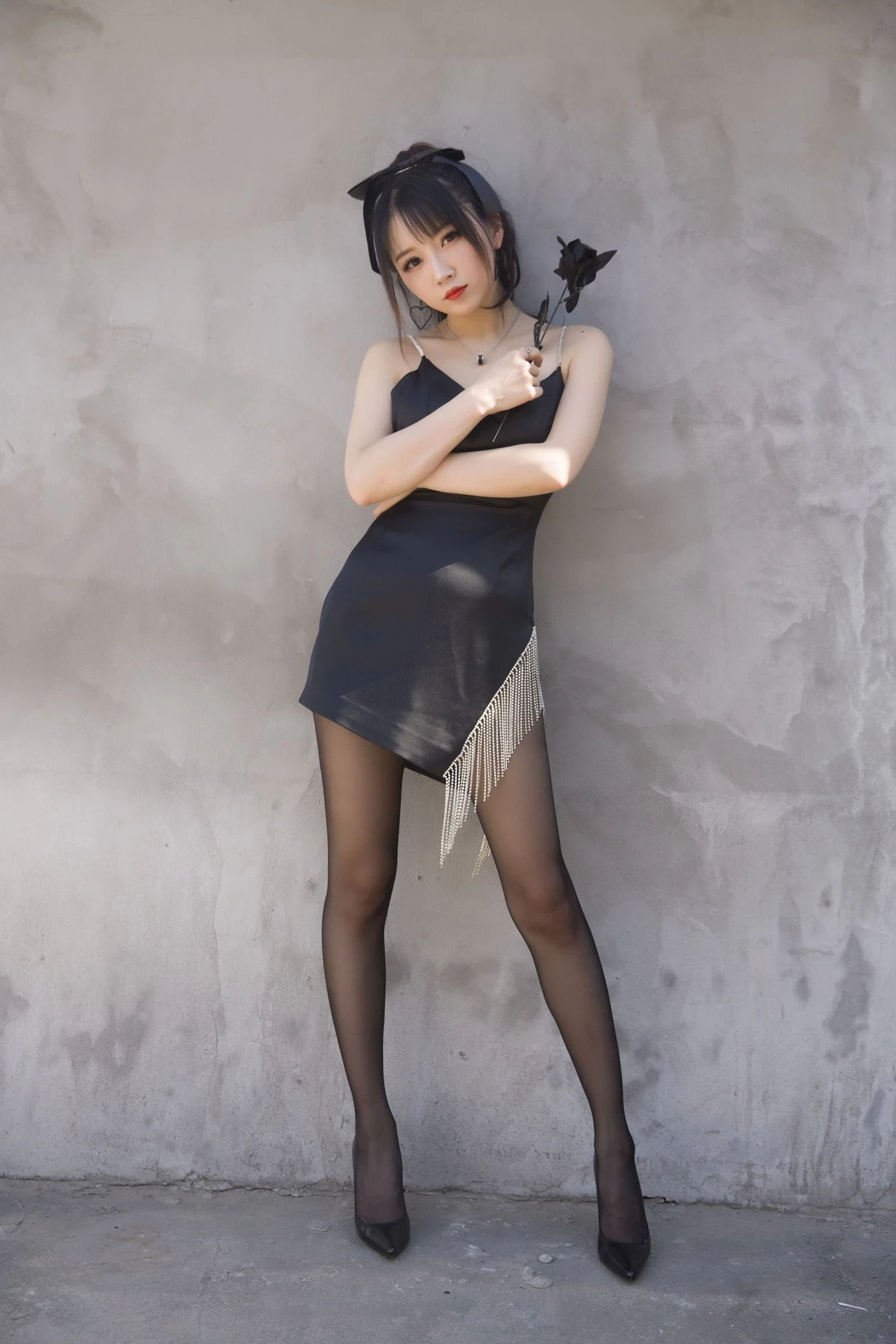 斗鱼主播小女巫露娜黑色流苏主题户外黑色吊裙配黑丝裤袜秀翘臀美腿诱惑写真32P(23)