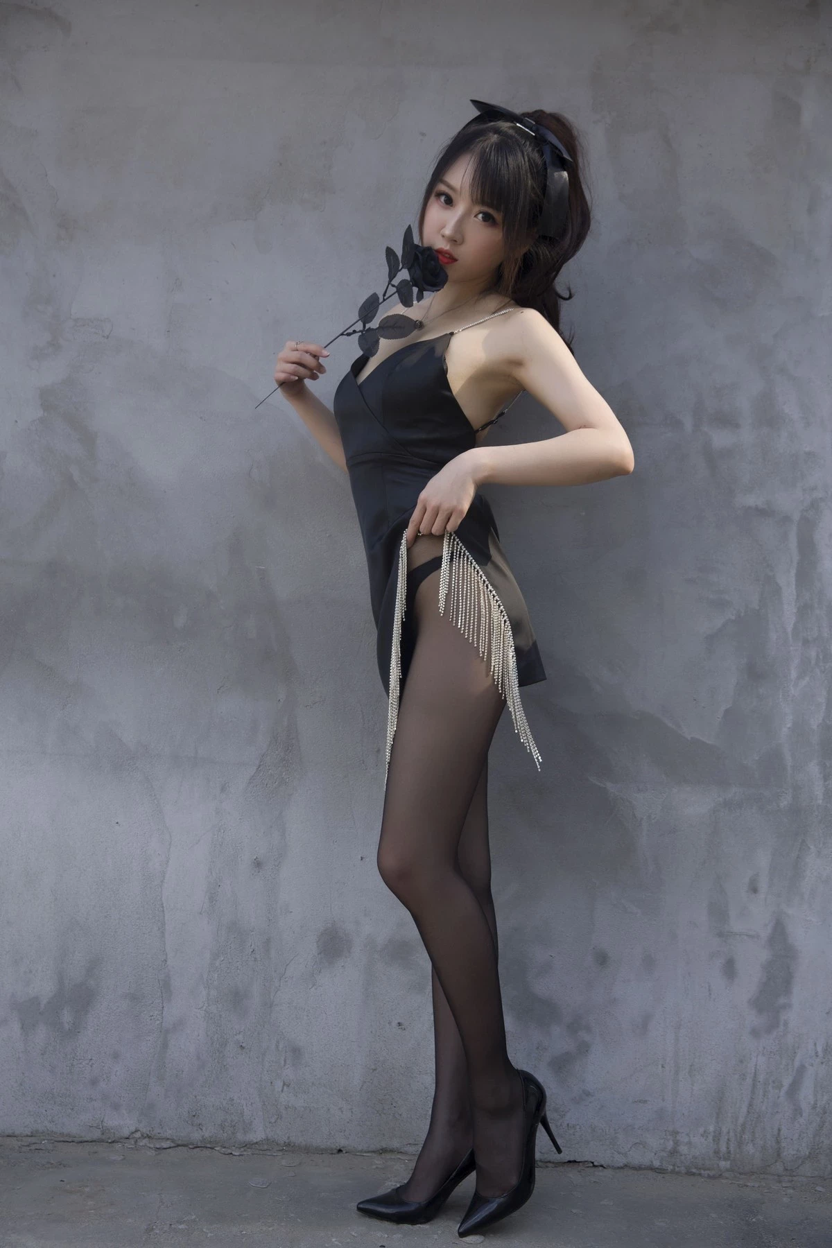 斗鱼主播小女巫露娜黑色流苏主题户外黑色吊裙配黑丝裤袜秀翘臀美腿诱惑写真32P(26)