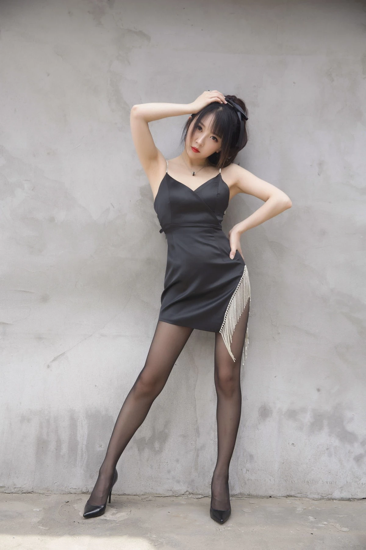 斗鱼主播小女巫露娜黑色流苏主题户外黑色吊裙配黑丝裤袜秀翘臀美腿诱惑写真32P(7)