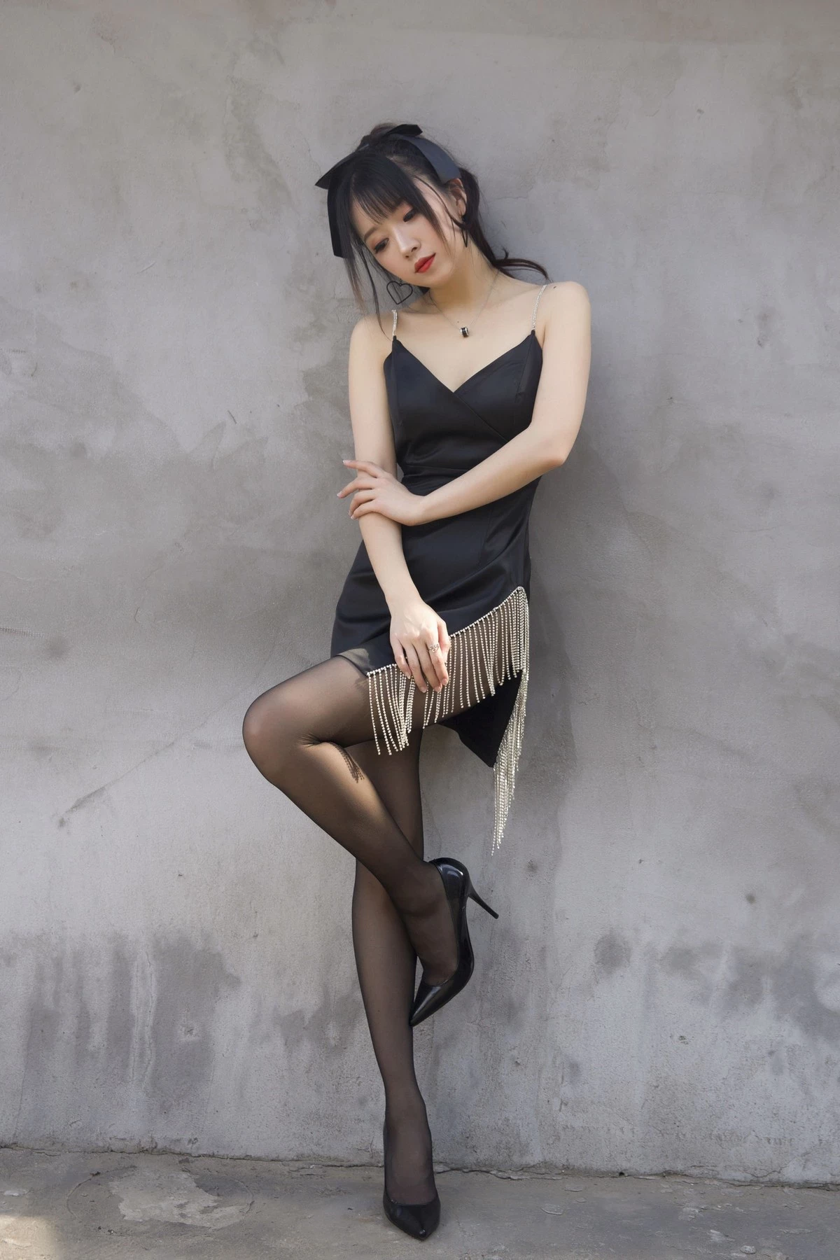 斗鱼主播小女巫露娜黑色流苏主题户外黑色吊裙配黑丝裤袜秀翘臀美腿诱惑写真32P(17)